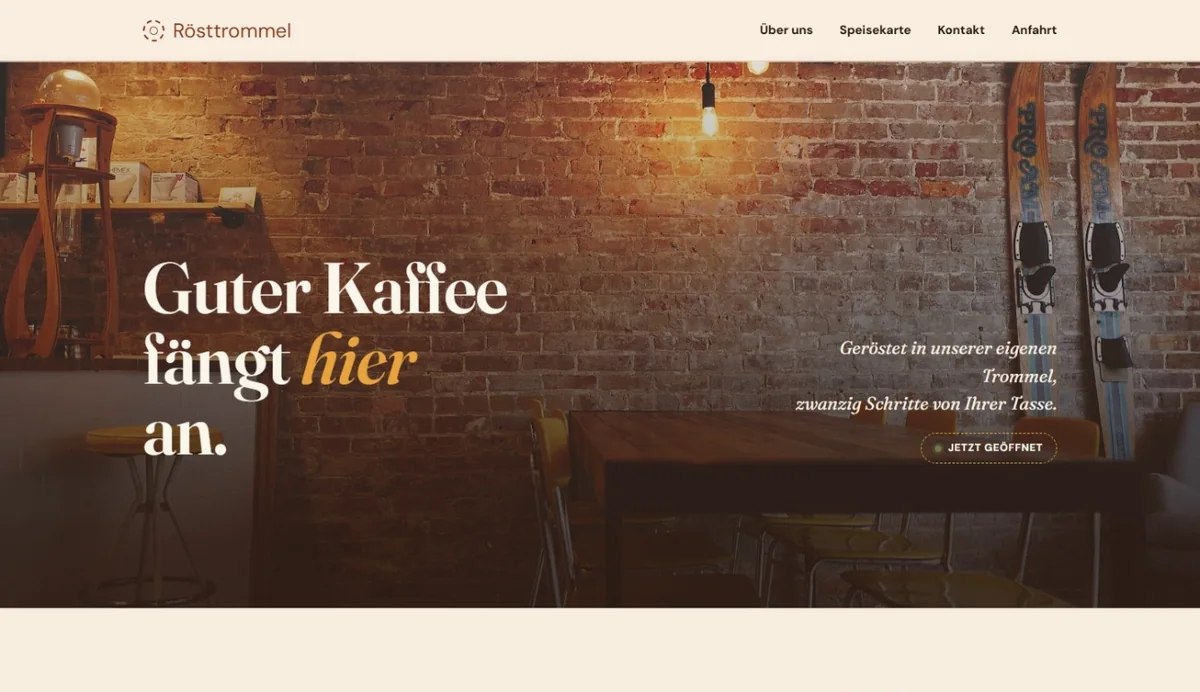 Startseite der Café-Rösttrommel-Webseite mit Ladenansicht, Kicker-Zeile und Öffnungszeiten-Button